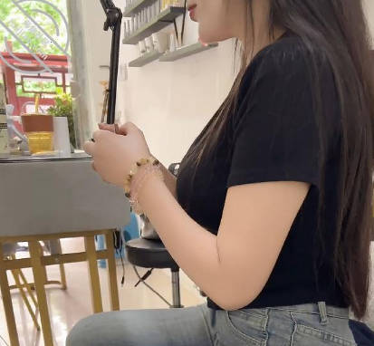 美容店裡強上翹臀老板娘