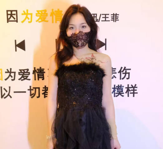 趁哥哥睡著瞭我穿上瞭黑色婚紗幫哥哥口雞巴