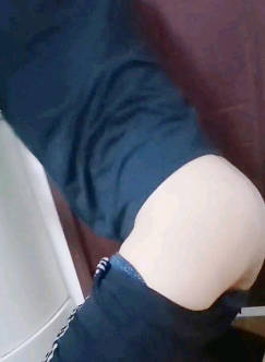 我強扒瞭兒子朋友的褲子騎瞭上去