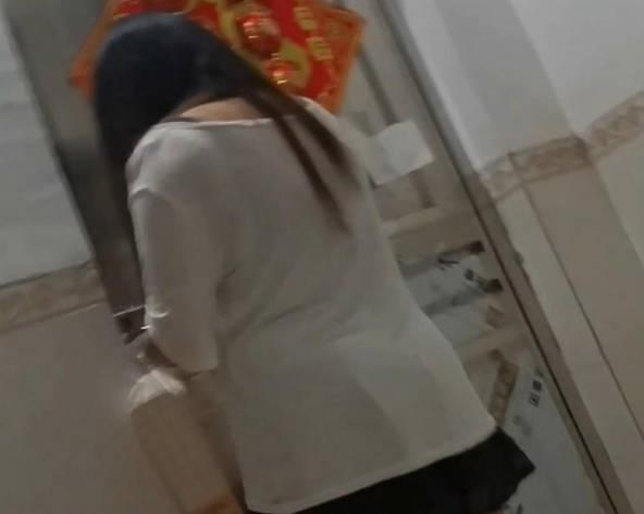 操瞭一個出租房子的帶娃少婦